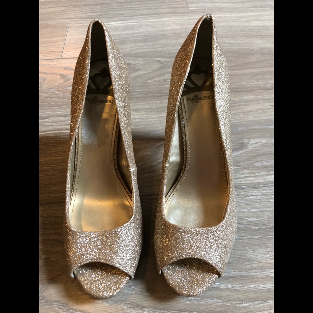 Fergalicious Women's Grace Peep-Toe Pump, Grace